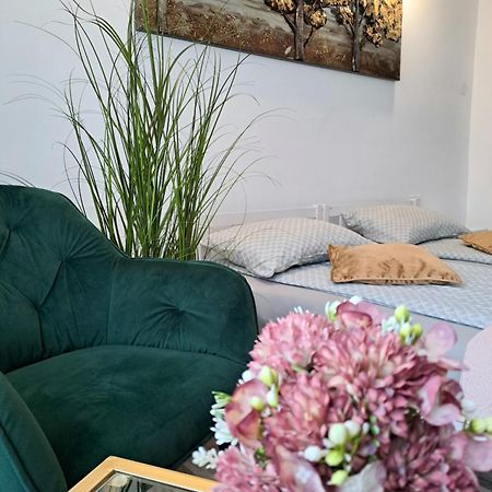 7 Level Central Apartments М'єркуря-Чук Екстер'єр фото