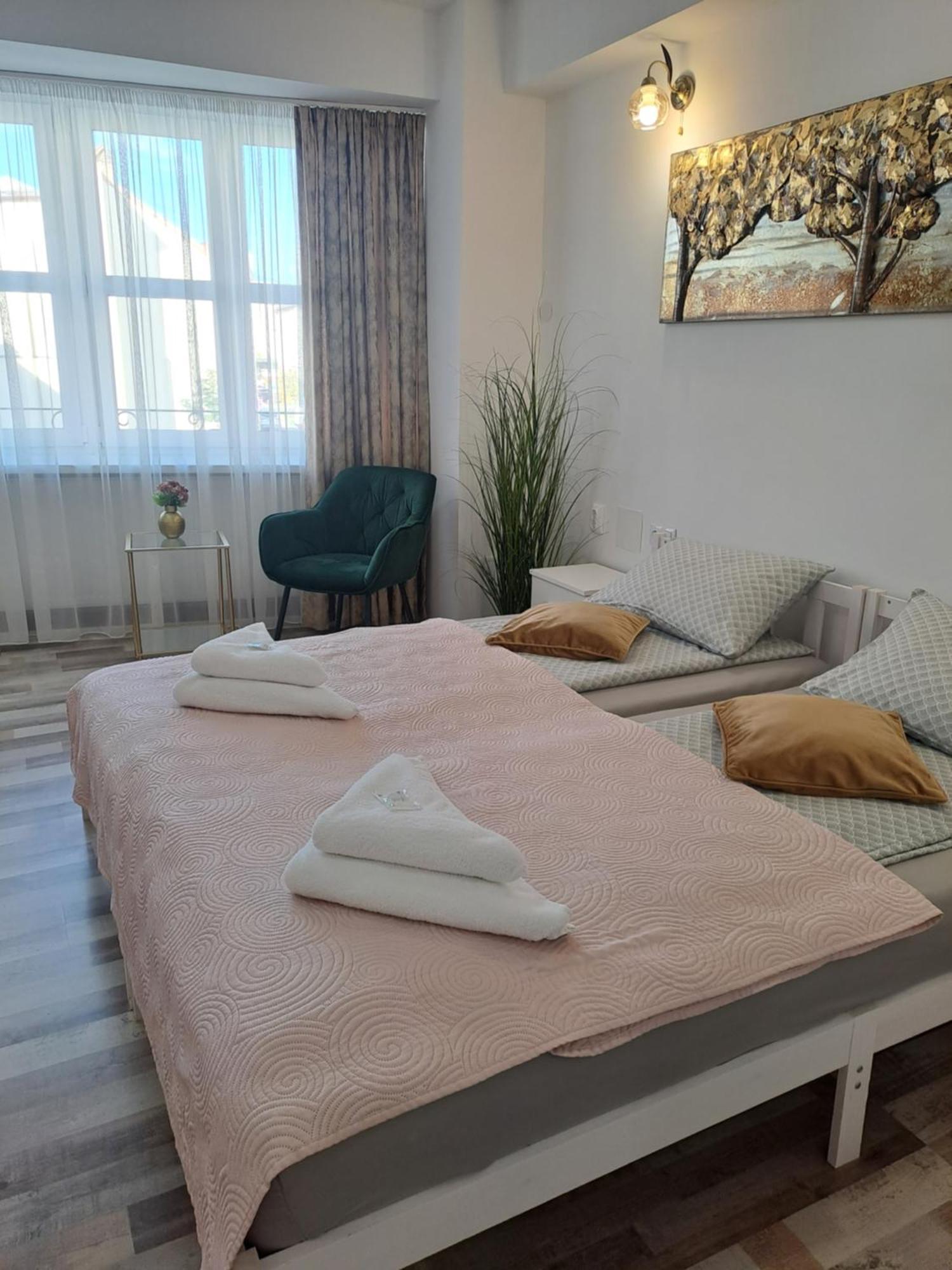 7 Level Central Apartments М'єркуря-Чук Екстер'єр фото