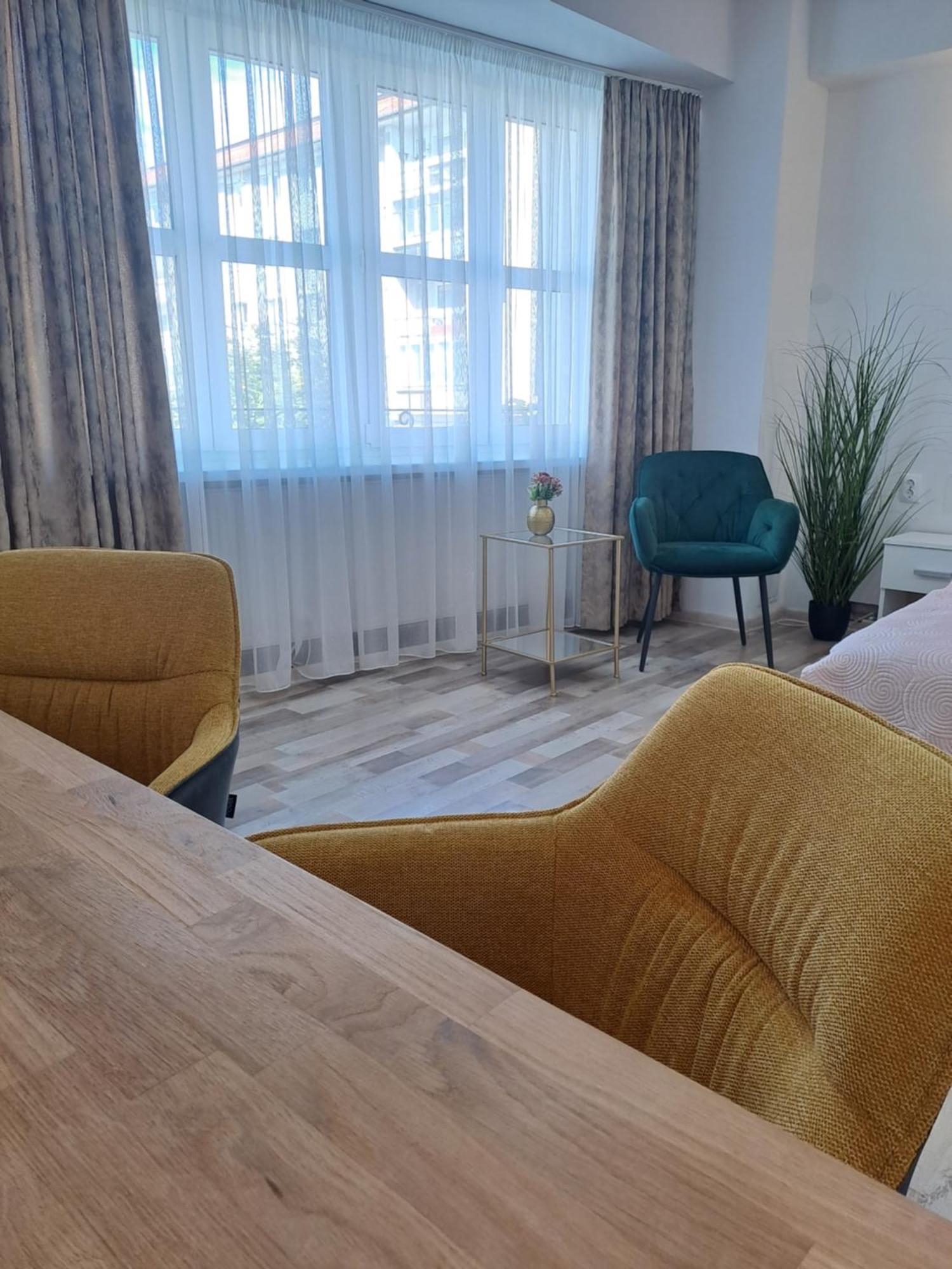 7 Level Central Apartments М'єркуря-Чук Екстер'єр фото