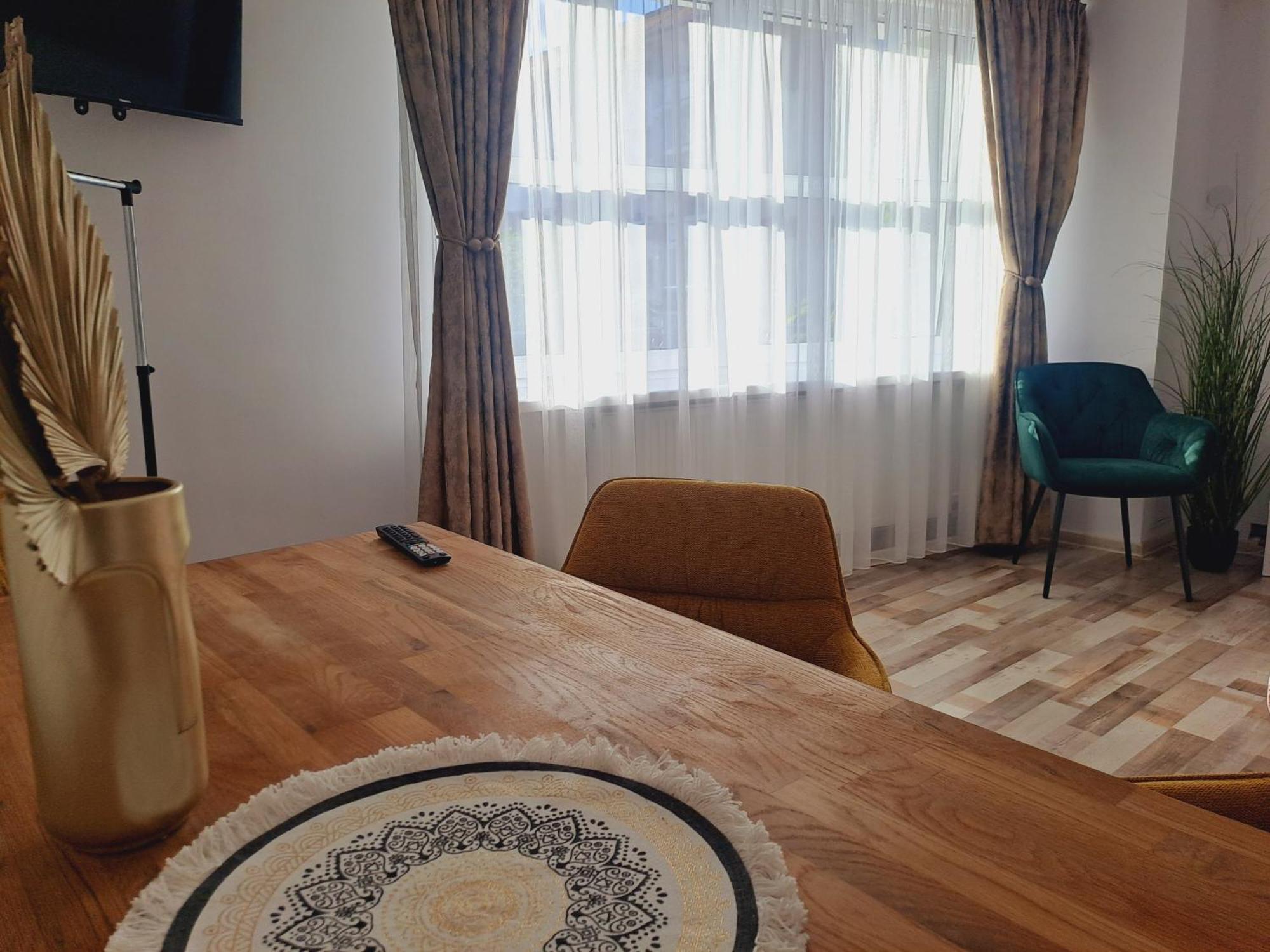 7 Level Central Apartments М'єркуря-Чук Номер фото